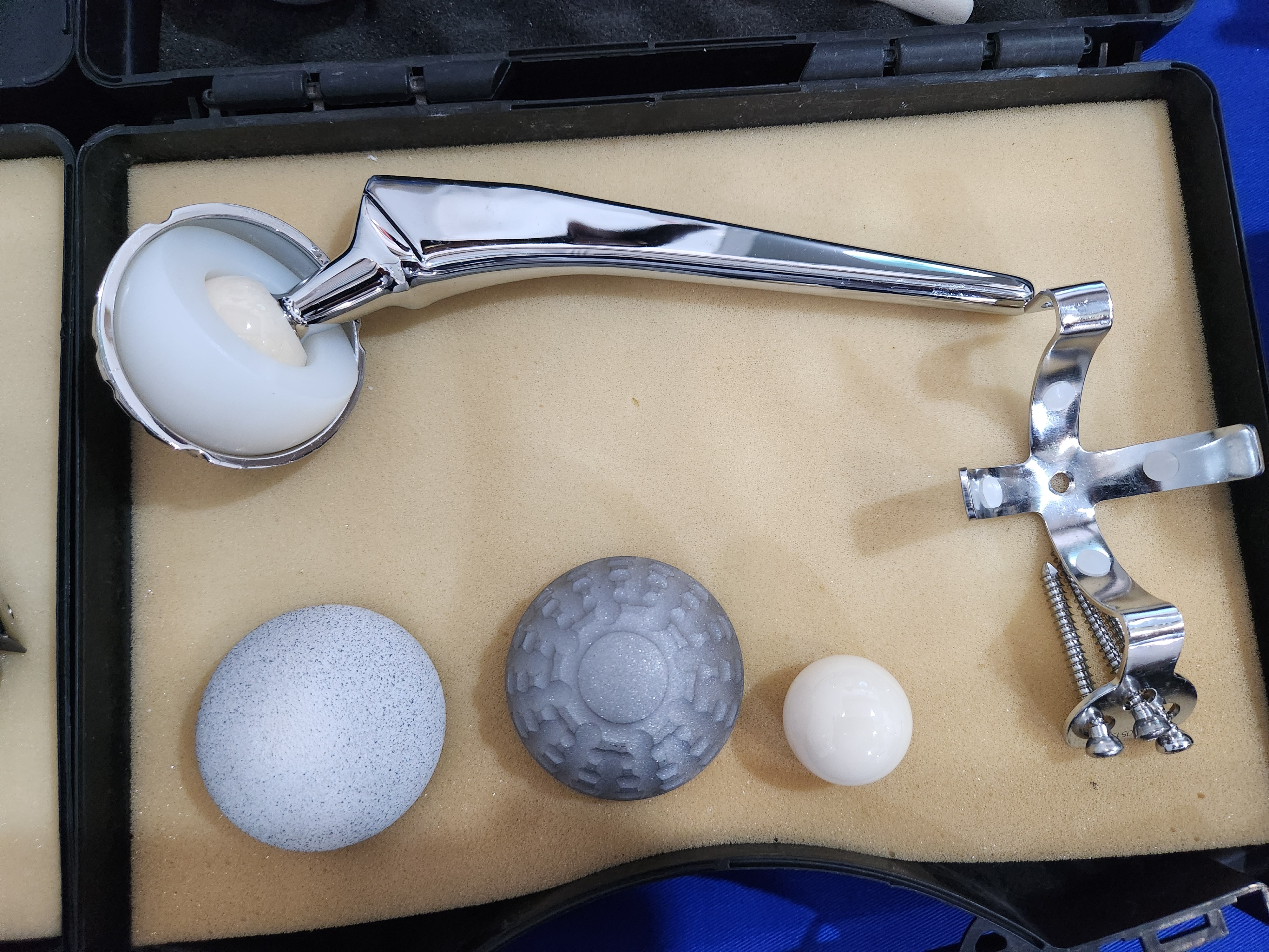 Prothèse de hanche — composants